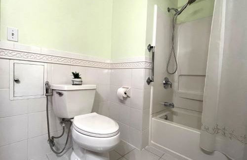 Entire Home in Buffalo - 6 Guests 3 Bedroom 1 Bath - Convenient Location - 25min to Niagara Falls - Foto 8