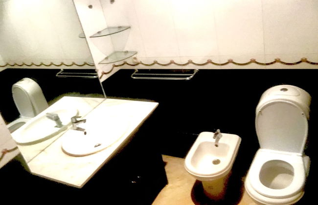 Luxurious Apartment with Private Garden - Photo 16