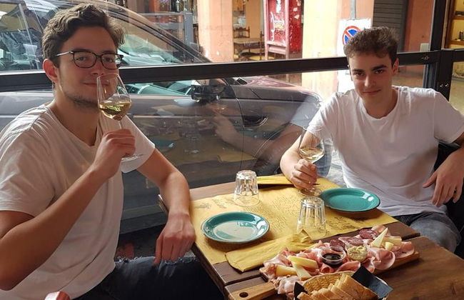 Degustação de vinhos de Bolonha em uma loja de vinhos com um morador local - Foto 5