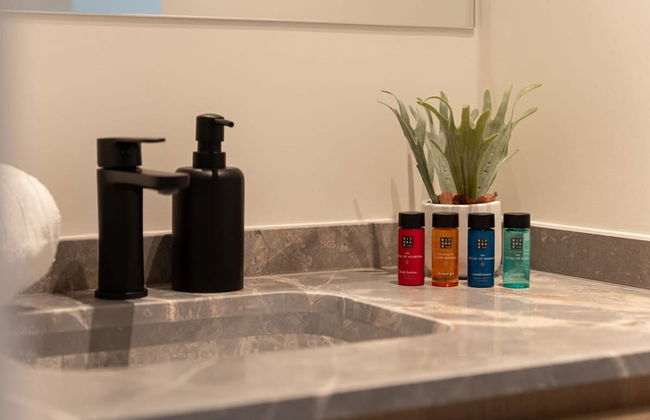 Stunning Apartment on top Location With Parking - Foto 28