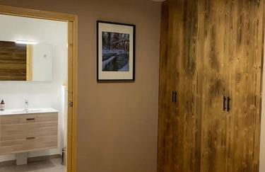 Gorgeous 2 bedroom, 2 full bath, ski in apartment! Winner of 2025 and 2024 Traveller Award! - Photo 11