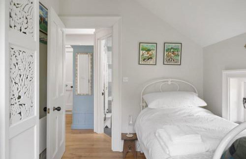 The East Wing Set in Beautiful Gardens Parking - Foto 8