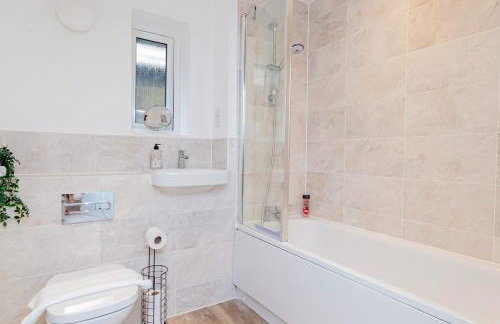 Stylish 4 Bedroom Home Perfect for Families - Foto 17