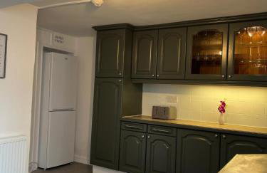 3BDR Town House in the Heart of Holyhead - Free Onsite Parking - Foto 5