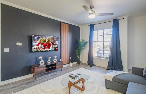 Elegant 1BD King Bed, Pool, Hot Tub, Gym, Parking - Photo 14