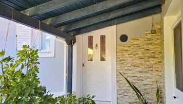 Marily's seaview suite with private JACUZZI and BBQ - Foto 5