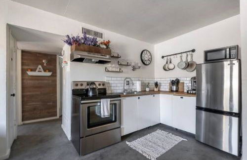 2BR 6 Min to UofA BBQ, Sunshine & Cozy Vibes! - Foto 6