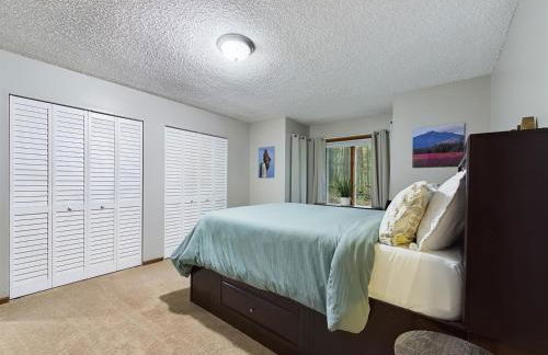 Updated Duplex with Mountain & Filtered Water View - Foto 26