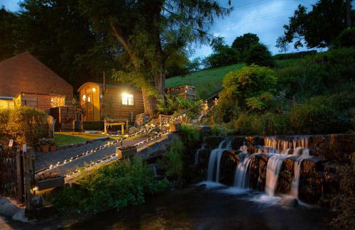 The Old Pumphouse Shepherds Hut with Hot Tub - Photo 1