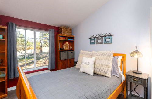 Charming 3-Bedroom Home in Bend with Hot Tub Game Room & Spacious Family Dining - Foto 17