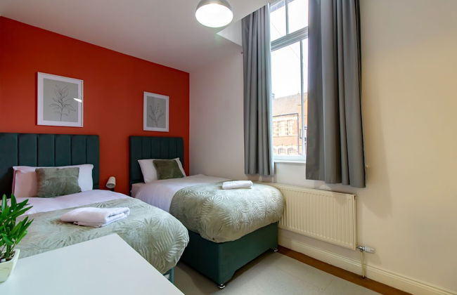 Impeccable 2-bed Apartment in Gateshead - Photo 4