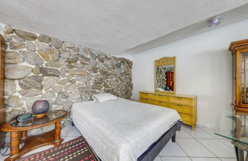 5 Mi to Hollywood Blvd! Miramar Apt with Shared Pool - Photo 4