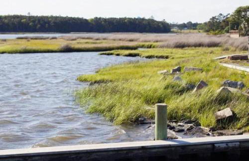 Unique Cabin Near Surf City with Loft and Parking - Foto 16