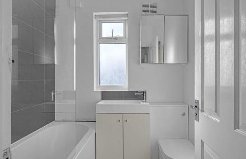 3BR Home for 6 in Rainham, Parking & Wi-Fi - Foto 19