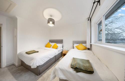 Long-short-stay Medway home with parking, WiFi &pool table - Foto 27