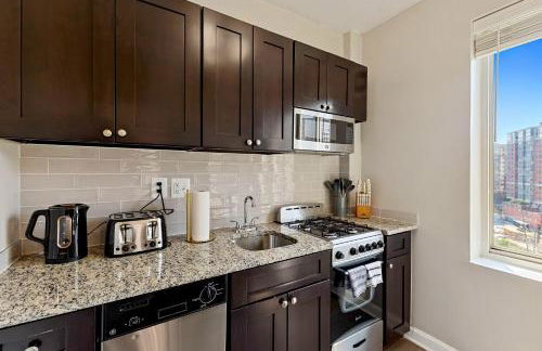 CASA Arlington Suite with Top-Tier Amenities & Parking - Foto 41