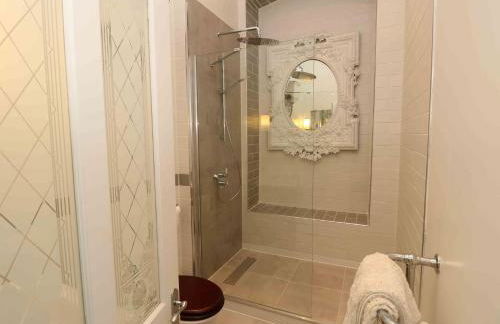 Perfect Retreat in Luxury & Historical Manor House - Photo 39