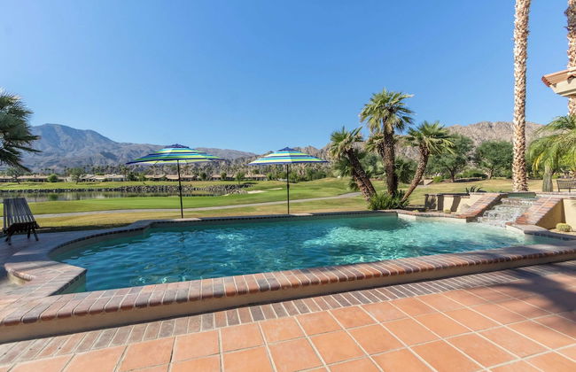 Moonshine by Avantstay Modern & Stylish Estate w/ Bar, Fire Pit & Hot Tub 5 bd - Foto 27