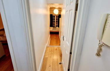 Lovely Ground Floor Home with High Ceiling and a Private Garden with Deck by Earl's Court Station - Photo 22