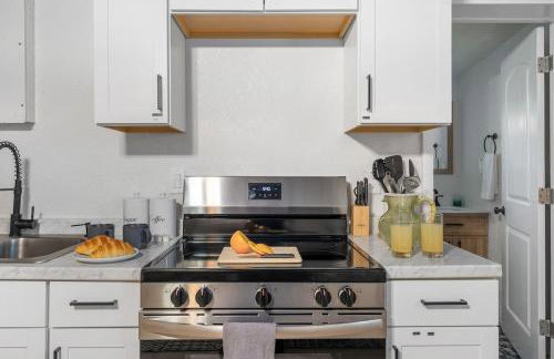 Mins to Beach - Studio Home- Walk to Downtown - Free Parking - Foto 11