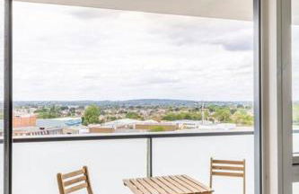 Stylish & Comfortable Top-Floor Flat in Harrow - Photo 8