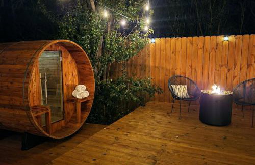 5th St Getaway w Sauna Hot tub Firepit & Game Room - Foto 1
