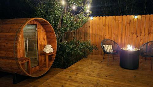 5th St Getaway w Sauna Hot tub Firepit & Game Room - Foto 1