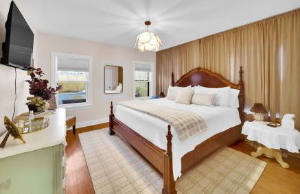 Romantic escape, hot tub, fireplace, massage room! - Foto 33