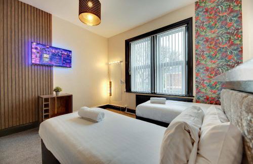 Newcastle CITY APT5,FREE STREET PARKING,4 BEDROOM HOUSE WITH 2 FULL BATHROOM AND KITCHEN,ALL ROOMS WITH TVs,7 BEDS,NETFLIX - Photo 35