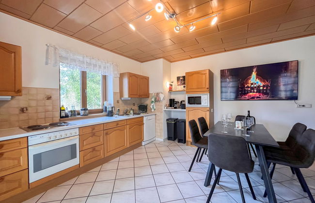 The Red Apartment - Photo 5