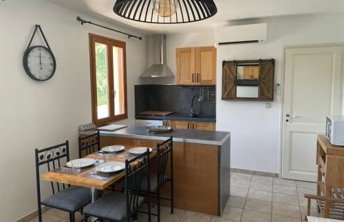 CHARMANT LOGEMENT AVEC PISCINE EN PROVENCE au premier étage d une villa - Foto 7