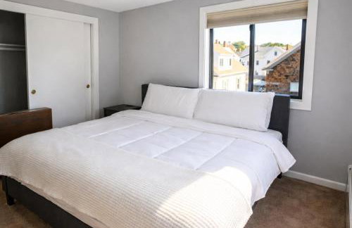 Just renovated 2 bedroom condo 1 mile from Salem - Photo 12