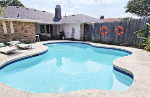City Gem 4BR with POOL Sleeps 8 - Foto 31