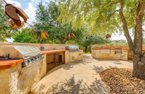 Scenic View! Lake Travis Cabin Near Pools and Marina - Foto 38