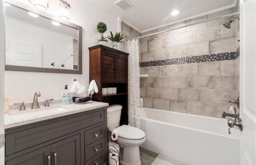 Your Home Away From Home 3Br 2Bth House with EV PLUG IN on site & Only 8 min to downtown - Foto 13