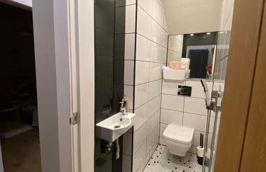 Lovely 3 bed with jacuzzi, close to airport, driveway, wifi - Foto 10