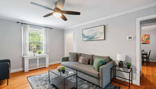 Charming Townhouse Retreat by CozySuites - Foto 2