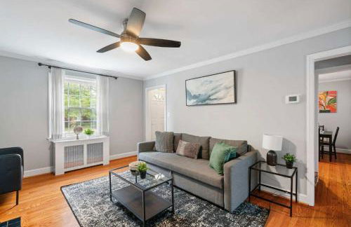 Charming Townhouse Retreat by CozySuites - Foto 2