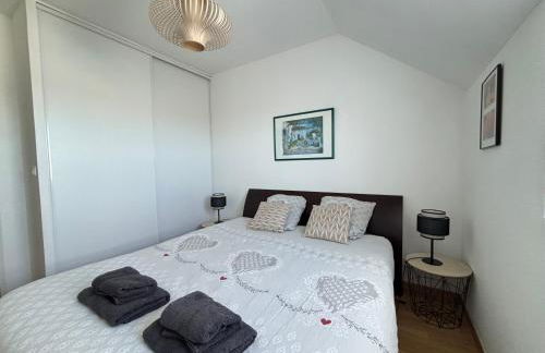 L'air marin Apt avec belle terrasse vue dégagée séjour lumineux 10 mn à pied mer et centre Port en Bessin, tous commerces et restaurants, proche Bayeux et Omaha Beach - Photo 8