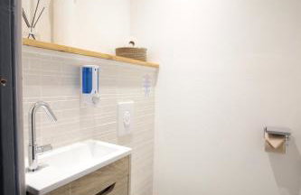 Les loges de Véro - RDC - Entièrement climatisé - Parking privé - Garage vélo moto - Rénové en 2025 - Classé 3 étoiles - 5 couchages - 2 ch - 1 canapé conv - WIFI - Boulangerie, petite restauration et restaurant à prox - À 5 mn du centre de Verdun - Foto 13