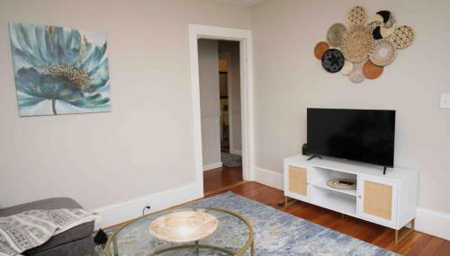 Charming Downtown Gem. 2 minutes to Salem. Workspace Included - Photo 3