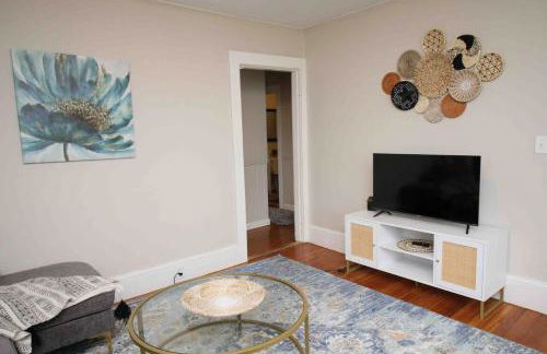 Charming Downtown Gem. 2 minutes to Salem. Workspace Included - Photo 3