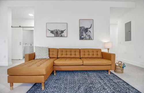 Up to 12 Guests! Modern villa near Wynwood - Photo 23