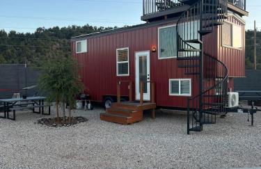 Access Zion & Bryce! Tiny Home with Rooftop Deck and Hot Tub - Foto 1