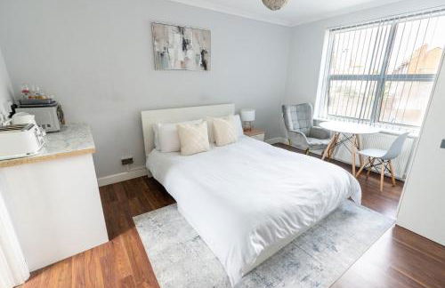 Beautiful en-suite room in a house with free on-street parking! - Foto 1