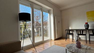 Quiet Family Apartment - 10 min to Center & Oktoberfest - Free Parking - Balcony - near Nymphenburg Palace & Botanical garden - Photo 2