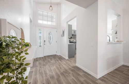 Newly Renovated 4BR 2B Riverview Oasis with King - Foto 19