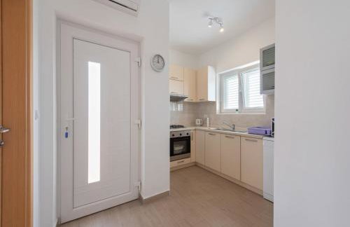 Simplistic Apartment in Neviđane near Sea beach - Foto 5