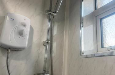 Modern 3 Bed Home Central Location free WiFi Netflix and street parking - Foto 11