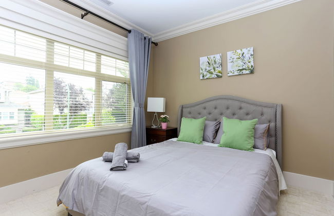 Grand 4 Bedroom Vacation House near Vancouver Downtown - Photo 10